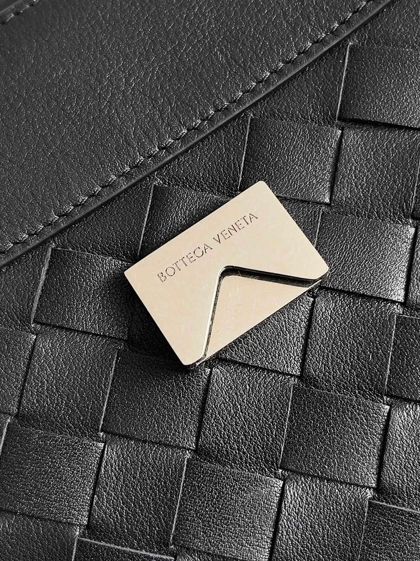 Batch 2460 BOTTEGA VENETA Bottega Veneta's 2025 new product for men ANDIAMO Bottega Veneta's main recommendation is undoubtedly the Andiamo small size. The first new favorite of the 2025 new product is a men's figure buckle bag. It can be seen that the designer has used many small ideas. The detachable crossbody strap is very convenient. It is convenient for elite office workers to reduce the burden on their hands when carrying work logs and office supplies. The interior is divided into two large compartments and a small zippered compartment. Unlike the women's model, the compartments here are not removable. The fixed large single layer also makes it easier to pack lightly when going out to work, and avoids the accumulation of too many small items. Style number: 815781 Size: 29*20*13cm